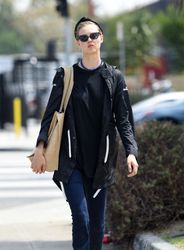 27890635_Lindsey-Wixson-Shopping-in-Los-