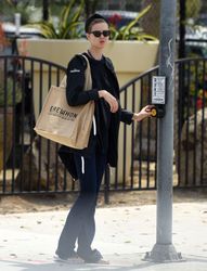 27890638_Lindsey-Wixson-Shopping-in-Los-