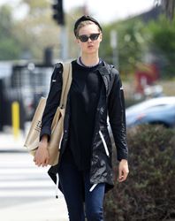 27890640_Lindsey-Wixson-Shopping-in-Los-