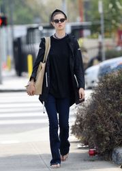 27890643_Lindsey-Wixson-Shopping-in-Los-