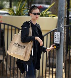 27890650_Lindsey-Wixson-Shopping-in-Los-
