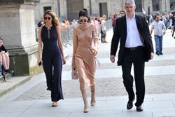 28103541_Kendall-Jenner--Out-in-Paris-01