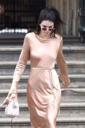28103545_Kendall-Jenner--Out-in-Paris-05