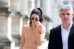 28103555_Kendall-Jenner--Out-in-Paris-15