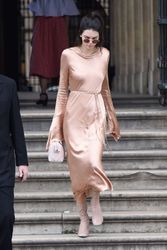 28103561_Kendall-Jenner--Out-in-Paris-21