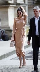 28103562_Kendall-Jenner--Out-in-Paris-22