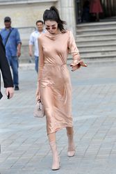 28103566_Kendall-Jenner--Out-in-Paris-26