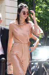 28103574_Kendall-Jenner--Out-in-Paris-34