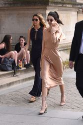 28103577_Kendall-Jenner--Out-in-Paris-37