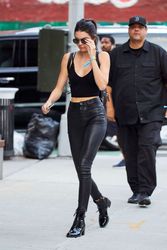 28874357_Kendall-Jenner-in-Leather-Pants